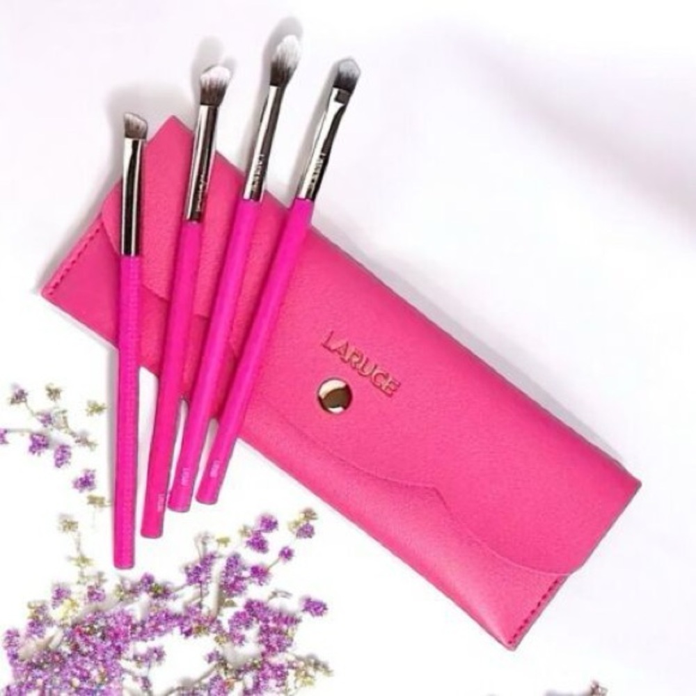 Make Up Brush Set w/Travel Case!